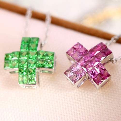 グリーンカラー　アクセサリー グリーンガーネット（ツァボライト）0.6ct ミステリーミニクロス