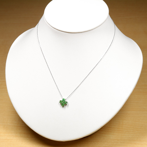 グリーンカラー　アクセサリー グリーンガーネット（ツァボライト）0.6ct ミステリーミニクロス
