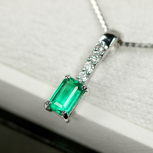 エメラルド0.3ct ダイヤ0.29ct プラチナ　レディースネックレス コロンビア産エメラルド 0.3ct ダイヤモンド プラチナ
