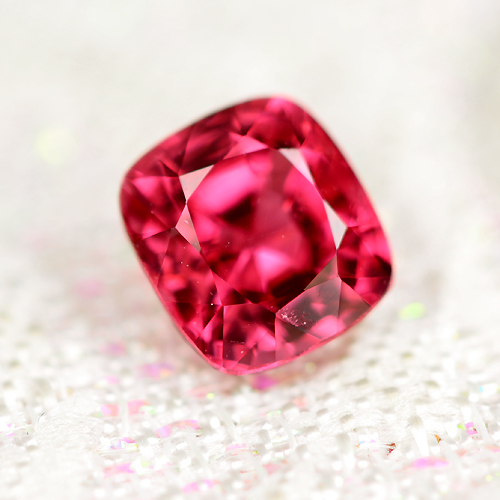 ビルマ産レッドスピネル 0.76ct【品質保証書/宝石鑑別書付