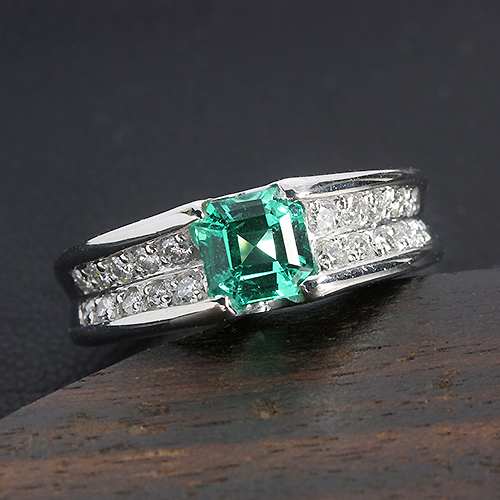 エメラルド 0.86ct ダイヤモンド プラチナ リング（指輪）【品質保証書 