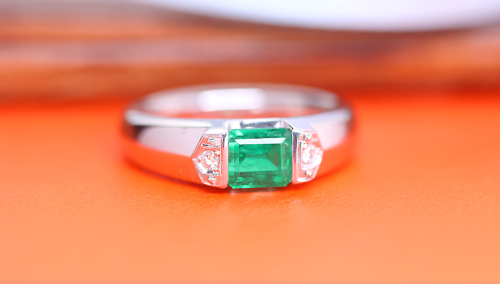 エメラルド 0.82ct ダイヤモンド プラチナ リング（指輪）【品質保証書 