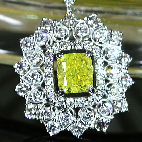 ファンシーヴィヴィッドイエローダイヤモンド 1.041ct/FVY/SI2