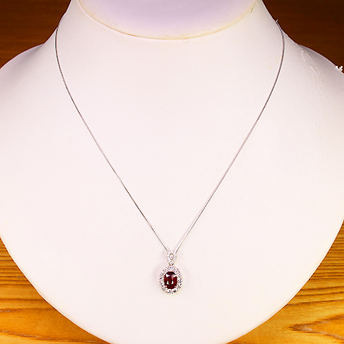 ミャンマー産(ビルマ産)ピジョンブラッドルビー 1.3ct ダイヤモンド