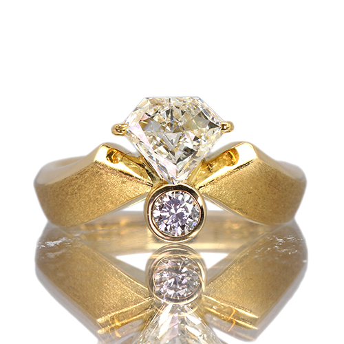 ダイヤモンド 0.8ct ダイヤモンド 0.15ct イエローゴールド リング